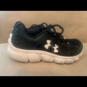 Under Armour big boy shoes 4Y
